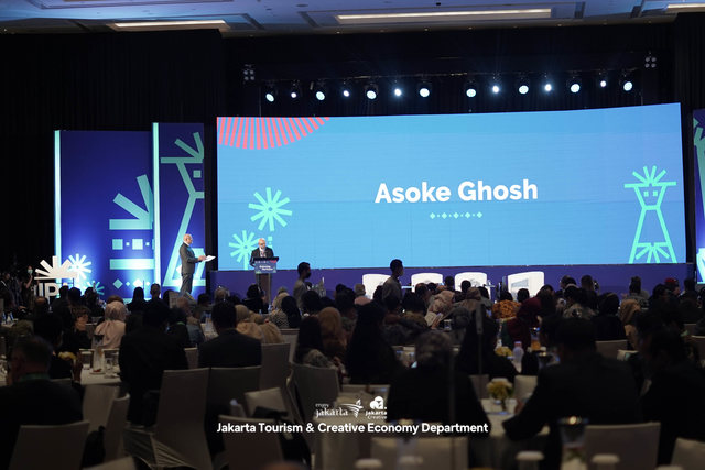 Asoke Ghosh receiving the IPA Champion Award