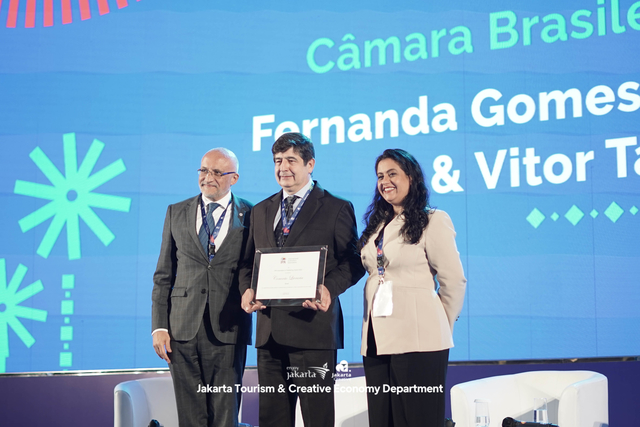 Hugo Setzer presents Vitor Tavares and Fernanda Garcia with the IPA Innovation in Publishing Award