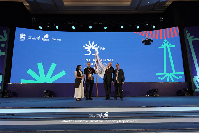 Hugo Setzer receives the IPA flag marking the handover of the Congress to Guadalajara