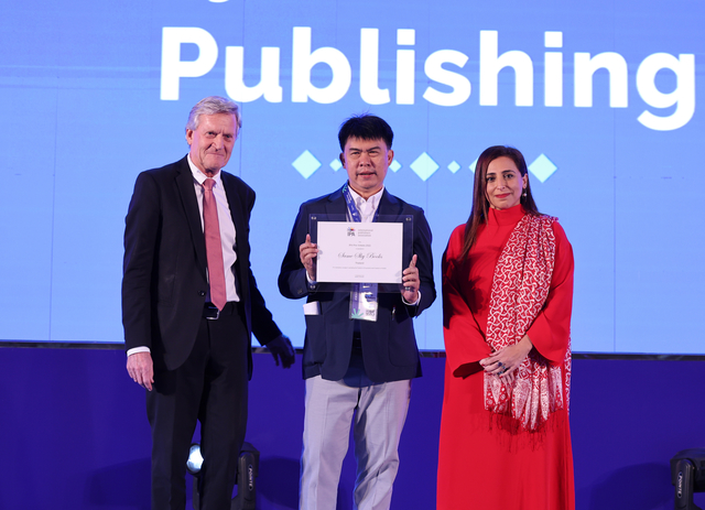 Award ceremony photo including Kristenn Einarsson, Thanapol Eawsakul and Bodour Al Qasimi