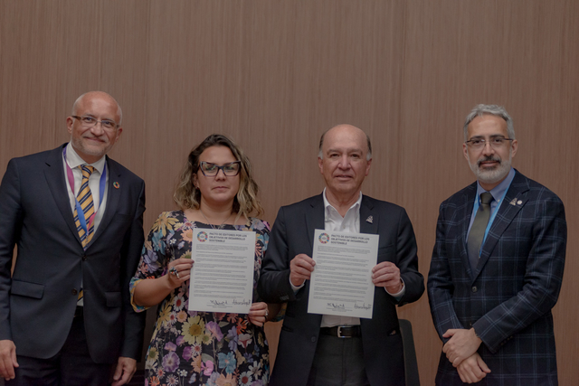 Emiro Aristizábal Álvarez and Adriana Ángel Forero holding signed copies of the SDG Publishers Compact accompanied by Hugo Setzer and Juan Miguel Diez