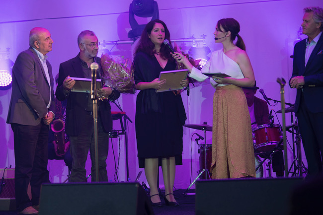 Elif Günay collecting the Prix Voltaire on behalf of her father at Götteborg Book Fair