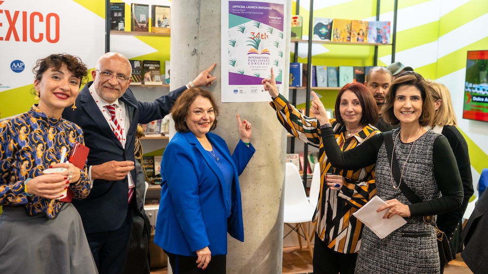Gvantsa Jobava, Hugo Setzer, Cecilia Villanueva Bracho, Marisol Schulz, Karine Pansa point at a poster of the 34th International Publishers Congress